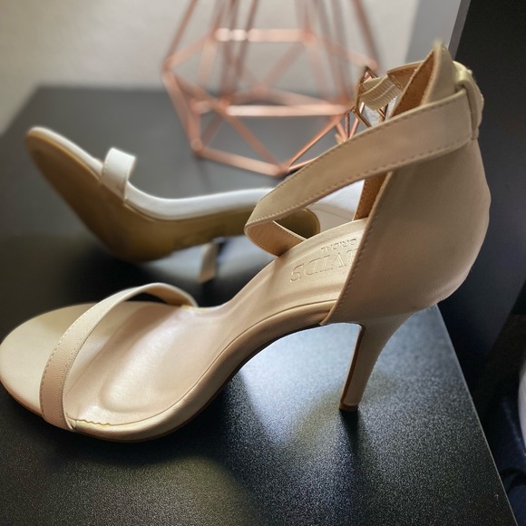 White heel, worn once, comfortable and would go with any outfit for any occasion - Picture 4 of 5